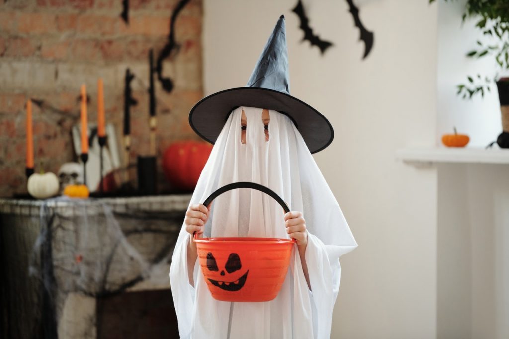 Children's Spooky Look: Simple Ghost Halloween Look - Spooky Fancy Dress Ideas